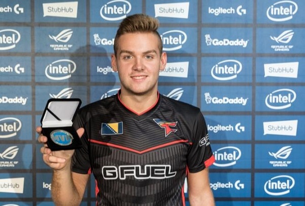 今日LPL赛事预热海报：剑风卷峡谷，佳节邀共度